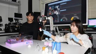 3. ETRI 연구진이 멀티 모달 유연 센서가 집적된 지능형 로봇 그리퍼 기술로 달걀을 잡는 실험하는 모습1.JPG